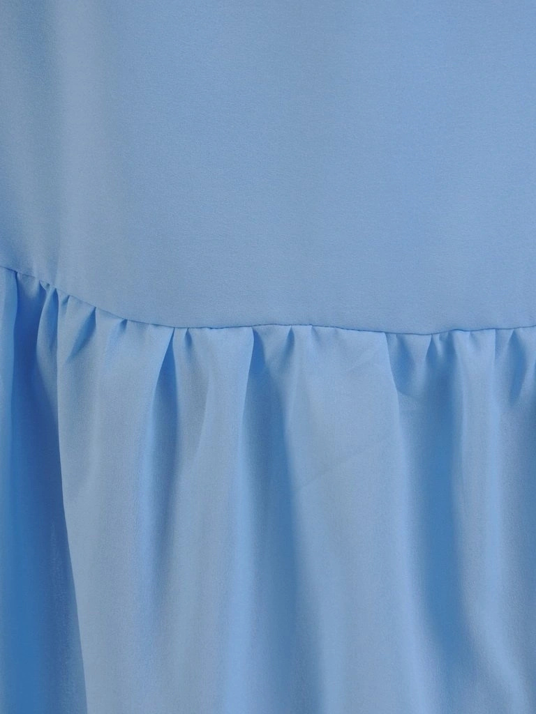 Błękitna sukienka rozkloszowana maxi na lato – akcent na talię i ozdobna falbana 26837