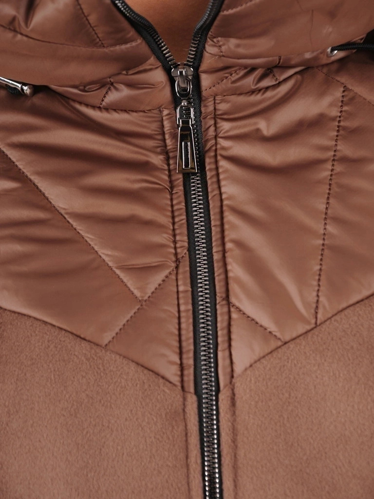 Beżowy płaszcz damski z kapturem na jesień i zimę – prosty krój z praktycznymi kieszeniami na suwak 36418