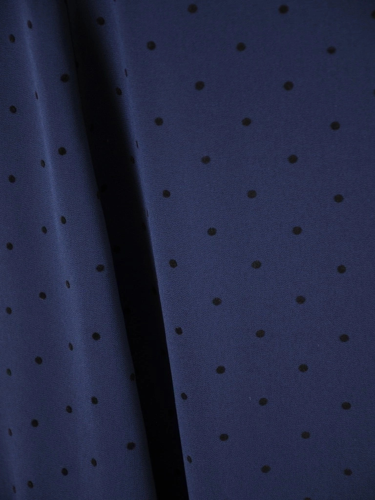 Granatowa sukienka midi w groszki z dekoltem serek – swobodny fason subtelnie wysmuklający sylwetkę 38292