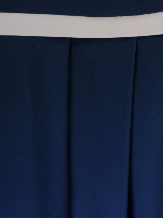Elegancka granatowa sukienka rozkloszowana midi – wysmuklające pionowe zaszewki oraz ozdobne plisy 15317