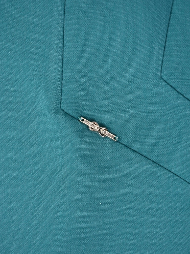 Prosta sukienka turkusowa z rękawem 3/4 i dekoracyjnym dekoltem – elegancki model na rodzinne uroczystości 35130