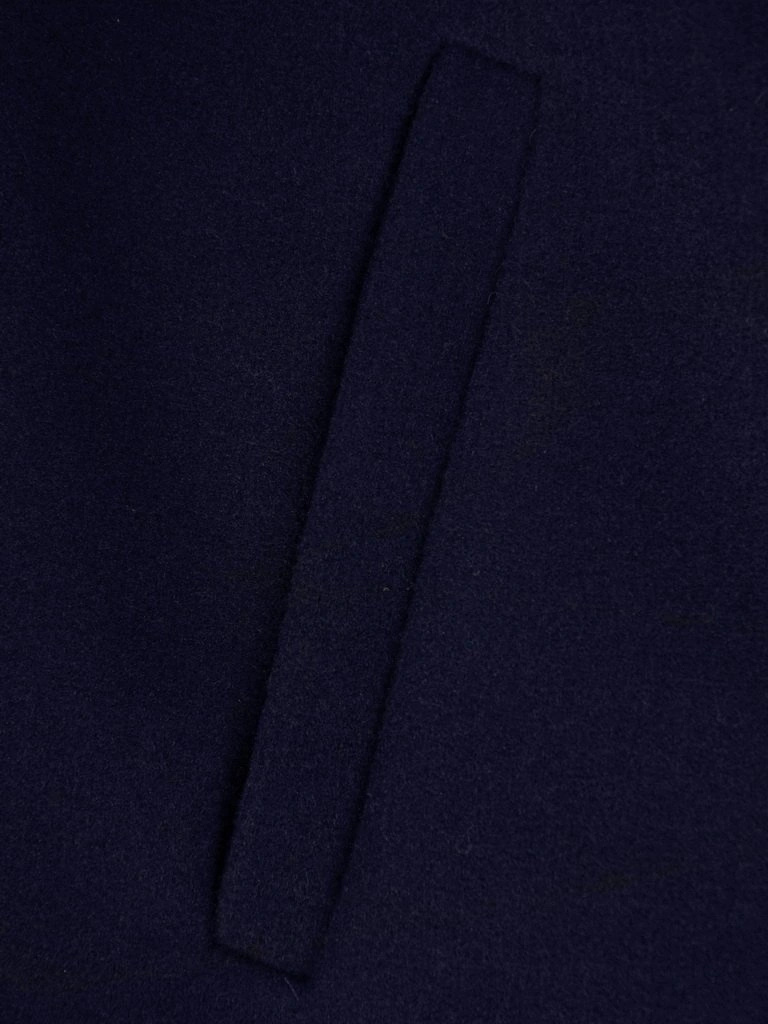 Elegancki płaszcz zimowy damski granatowy – prosty krój z paskiem modelującym sylwetkę 27229