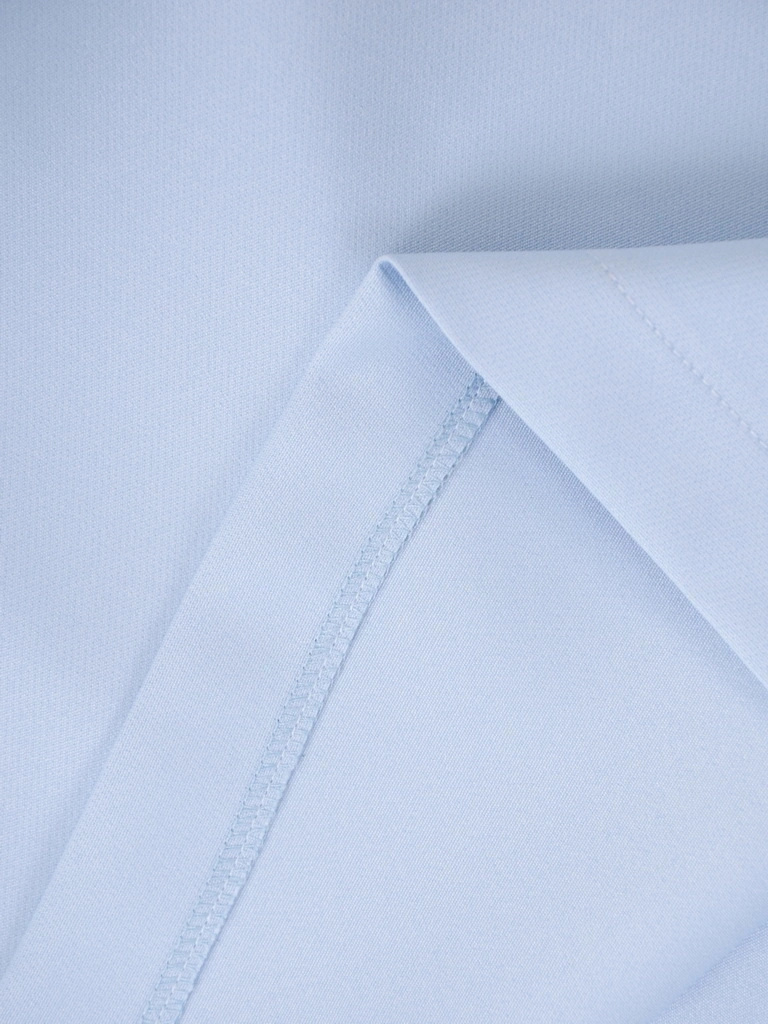 Wizytowa sukienka prosta w odcieniu błękitu – zwiewne rękawy z połyskiem maskujące ramiona 38180