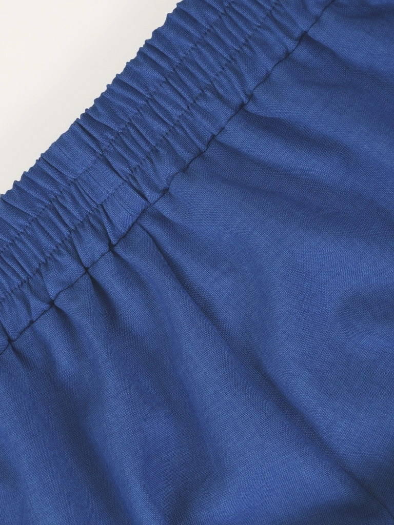 Elegancki komplet damski ze spodniami na wesele chabrowy – luźny krój z asymetryczną bluzką 41991