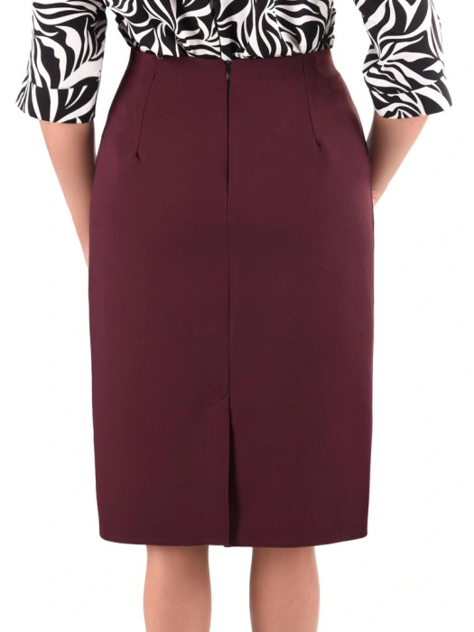Śliwkowo-bordowa spódnica midi plus size w prostym fasonie – idealna do pracy i na eleganckie okazje z gumką w pasie 40666