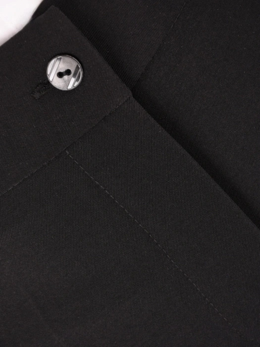 Czarne spodnie garniturowe o prostym kroju – elegancki model z kantem idealny do pracy 40508