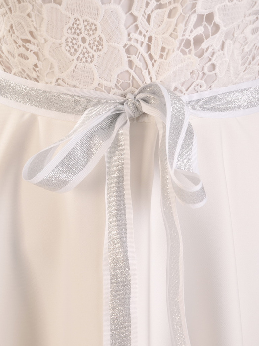Biała sukienka z koronkową górą i ozdobnym paskiem 33507