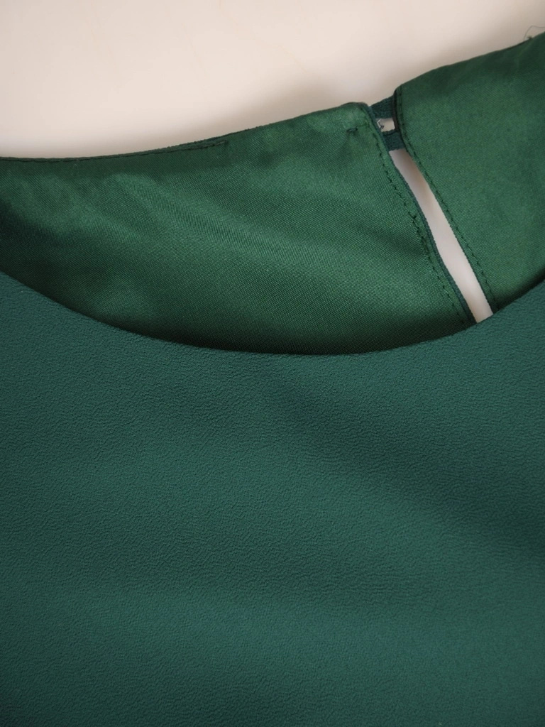 Zielona sukienka trapezowa midi – swobodny krój z ozdobnymi perełkami 32646