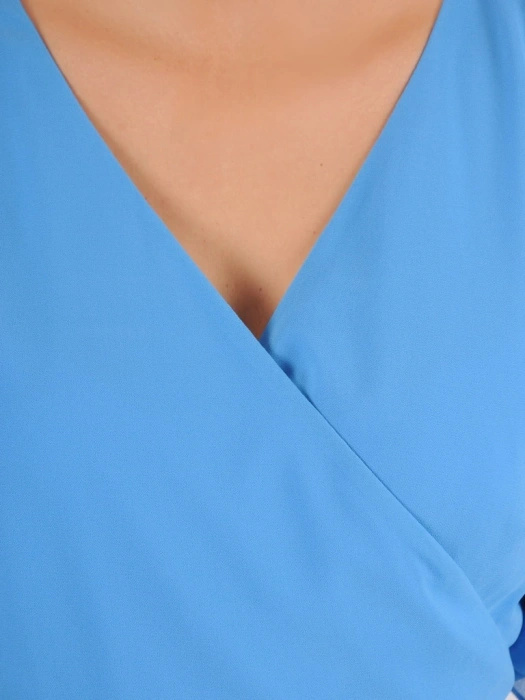 Elegancka niebieska sukienka rozkloszowana midi – kopertowy dekolt z wiązaniem w talii 36855