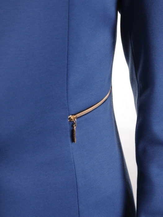 Elegancka marynarka damska do sukienki granatowa – prosty fason z kieszeniami na zamek 39619