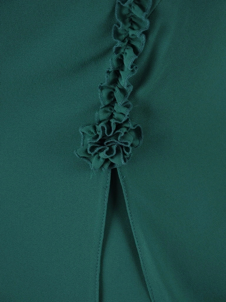 Elegancka sukienka rozkloszowana midi w tonacji butelkowej zieleni – zwiewna narzutka i ozdobne rozcięcia 39786