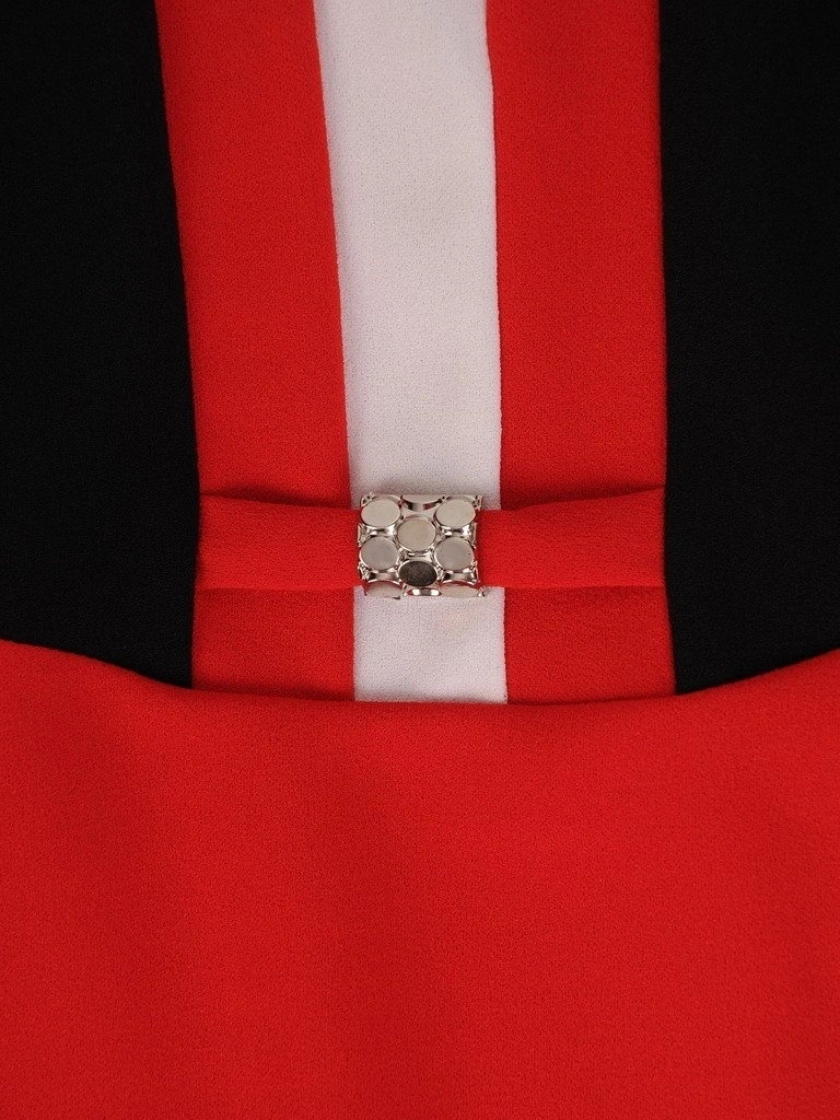Czerwona sukienka o prostym kroju z dekoltem łódka – wysmuklające wstawki i ozdobna broszka 17580