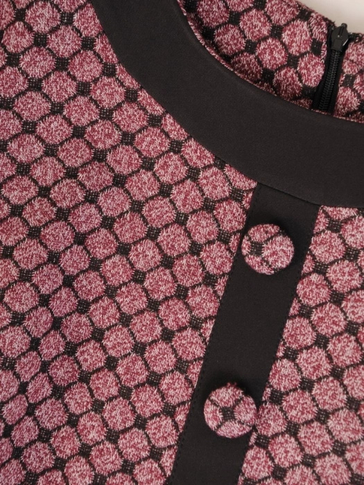 Elegancka sukienka trapezowa w kolorze brudnego różu – subtelnie wysmuklający krój z ozdobnymi guzikami 34366