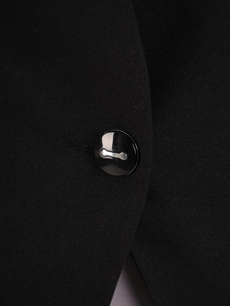 Elegancka czarna marynarka damska do sukienki – taliowany fason z ozdobnym guzikiem 25159
