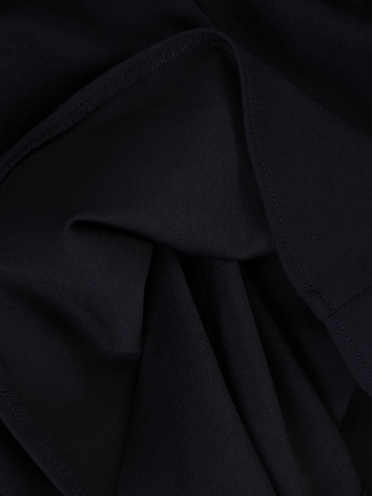 Elegancka granatowa sukienka trapezowa z rękawem 3/4 – optycznie wyszczuplające zaszewki i broszki 18117