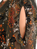 Elegancka sukienka w oryginalny wzór z ozdobnie wyciętymi rękawami 29018