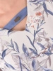 Elegancka niebieska sukienka w kwiaty midi – prosty krój z szykowną warstwą i broszką modelujący sylwetkę 28898
