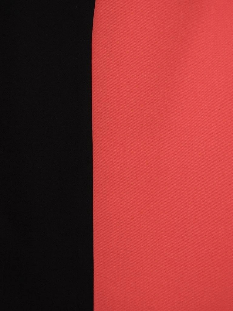 Elegancka koralowa sukienka prosta midi – optycznie wysmuklające wstawki i dekolt łódka 2049