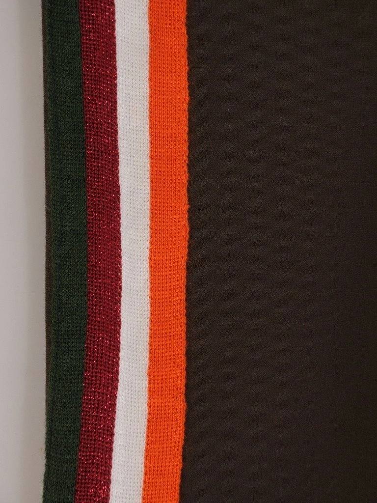 Dopasowane spodnie damskie w kolorze khaki – wygodna guma w pasie i wysmuklające lampasy 18707