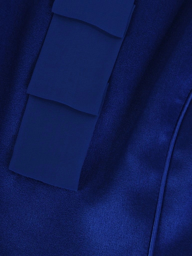 Elegancka chabrowa sukienka midi na wesele – prosty fason z wyszczuplającymi przeszyciami 23481