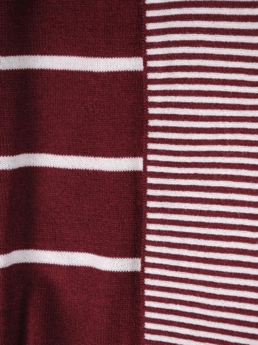 Bordowy sweter damski w paski z narzutką – prosty fason modelujący sylwetkę 38965