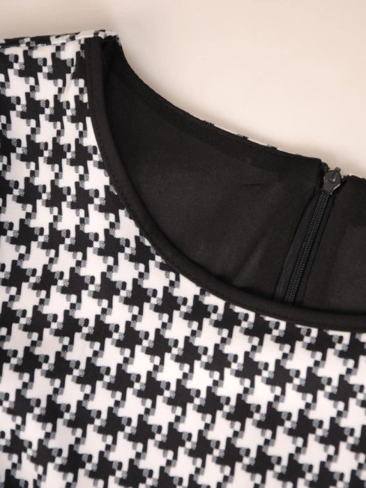 Elegancka czarno-biała sukienka w pepitkę – prosty fason z ozdobnymi patkami do biura 31078