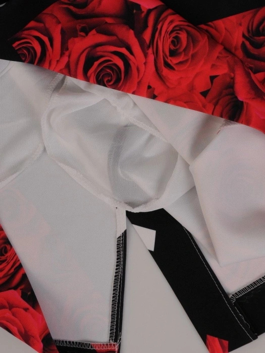 Elegancka długa sukienka w kwiaty i pasy o prostym kroju – modelujące sylwetkę przeszycia 19428