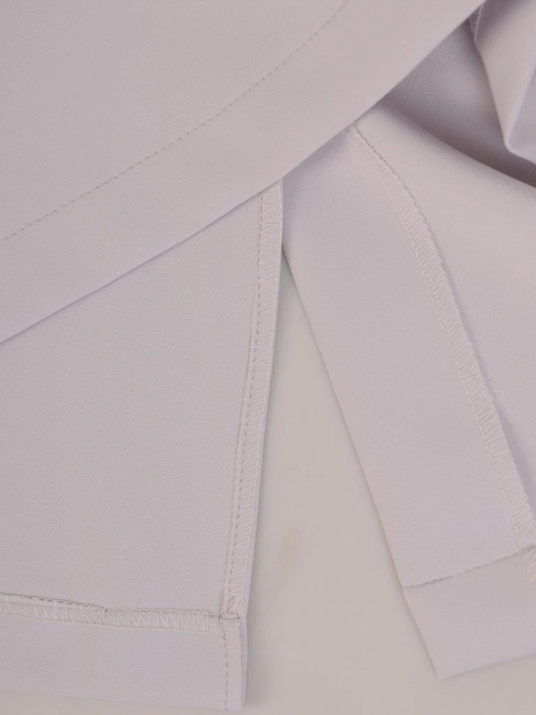 Elegancka szara sukienka midi z dekoltem łódka na wesele – prosty fason z wyszczuplającymi przeszyciami 25397