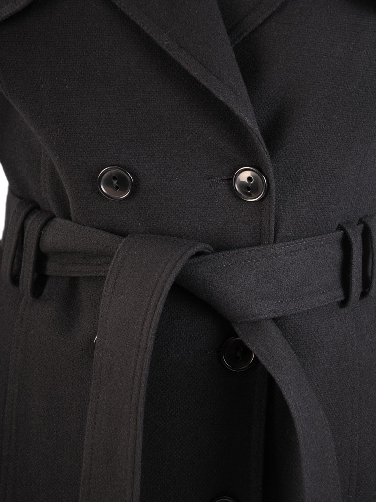 Klasyczny czarny płaszcz damski o prostym kroju – stylowe wiązanie w talii i elegancki kołnierz 34132
