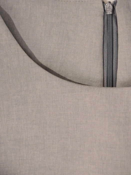 Elegancka sukienka rozkloszowana midi w odcieniu szarym – fason pięknie akcentujący talię 30465