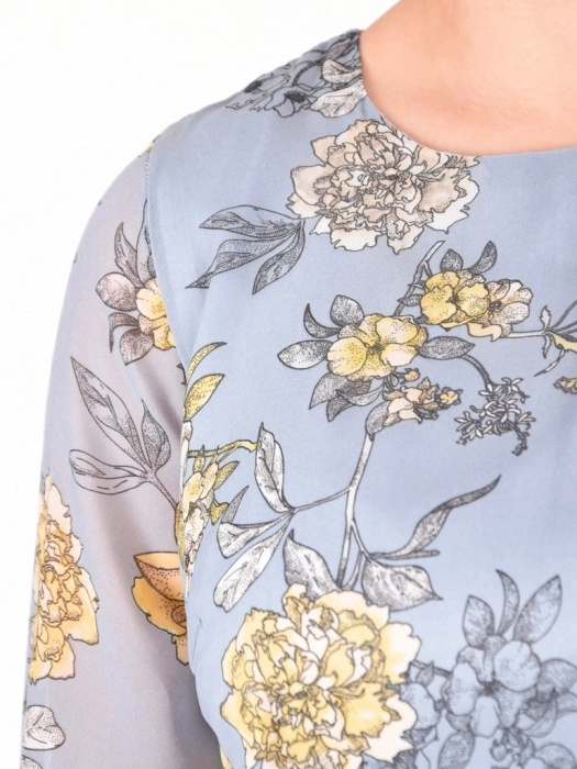 Elegancka sukienka maxi rozkloszowana w kwiaty – wysmuklający fason z plisowanym dołem 41200