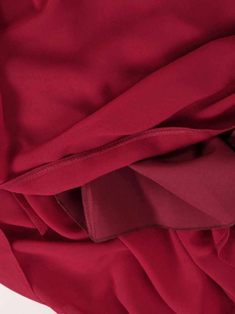Elegancka sukienka rozkloszowana maxi w kolorze bordo – zwiewny krój z paskiem modelującym talię 41030