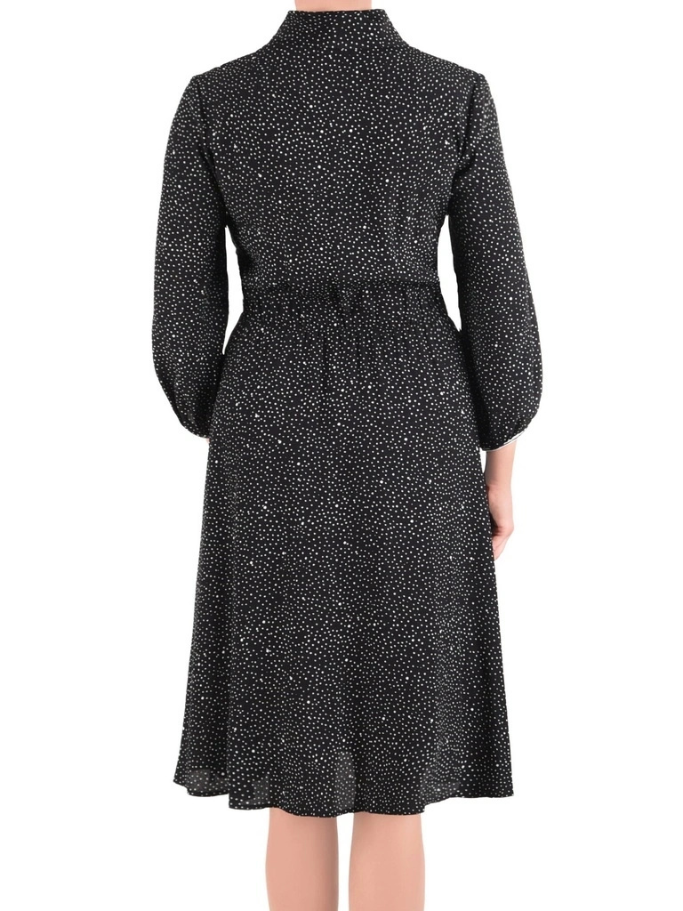Czarna jesienna sukienka w grochy midi – rozkloszowany fason z kopertowym dekoltem 42122