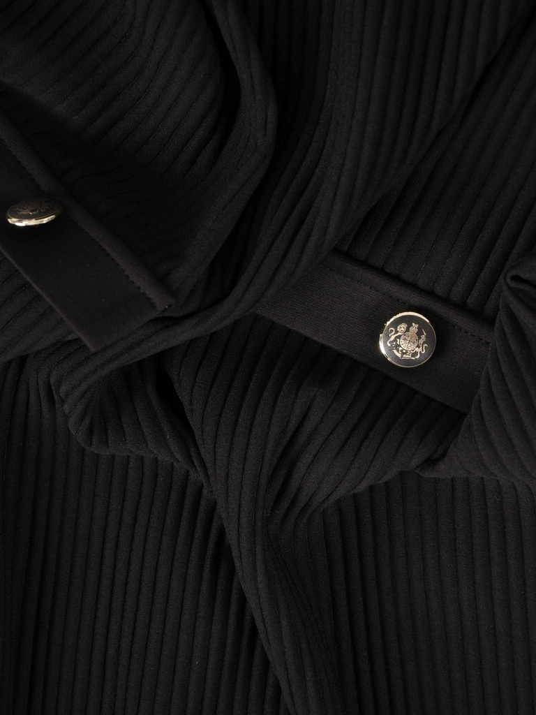 Elegancka czarna sukienka dzianinowa – prosty, wysmuklający fason z rękawem 3/4 39047