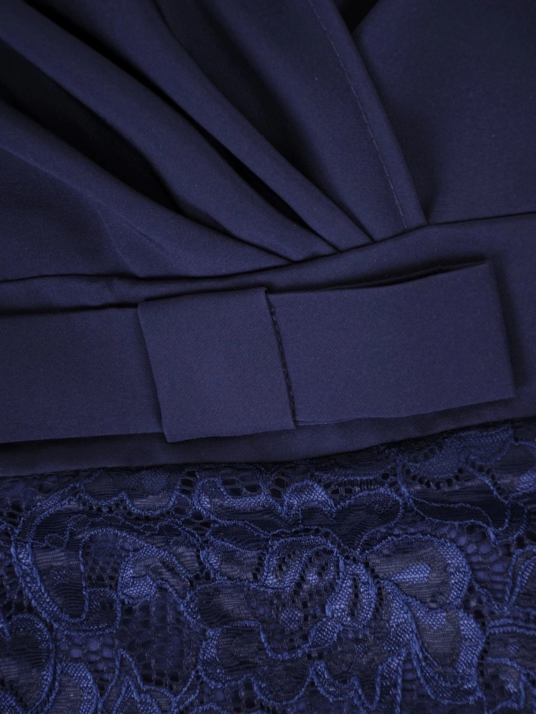 Elegancka granatowa sukienka na wesele – prosty fason midi z efektowną koronką w kwiaty 35048