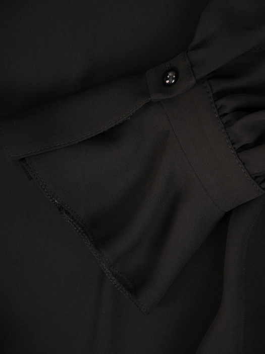 Czarna bluzka z żabotem i ozdobnie wykończonymi rękawami 30783