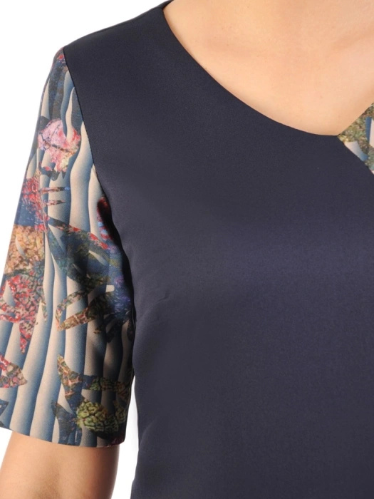 Elegancka sukienka midi o prostym kroju w kwiaty – wysmuklający fason ze stylowym dekoltem w serek 34494