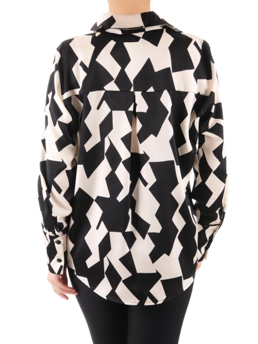 Czarno-kremowa koszula plus size z geometrycznym printem – luźny fason wysmuklający sylwetkę, idealna do biura 38281