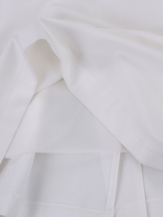 Biała sukienka z lamówkami Ksawera VII, klasyczna kreacja na wiosnę.