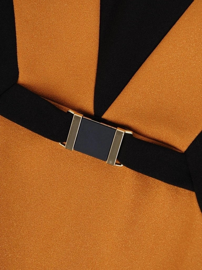 Elegancka sukienka biurowa o prostym kroju – wysmuklające miodowe wstawki i ozdobna klamra 27509