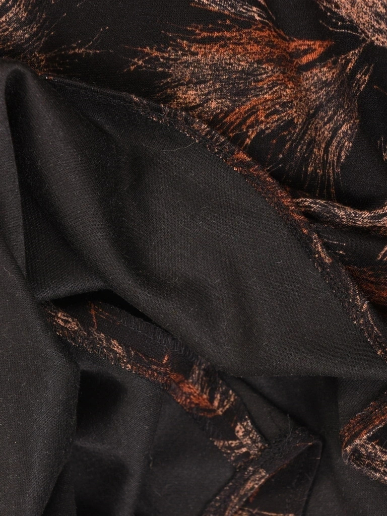 Rozkloszowana sukienka jesienna maxi z rękawem 3/4 – stylowy print i pasek podkreślający talię 40295