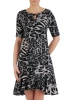 Elegancka sukienka trapezowa w modny zwierzęcy print – tuszujący fason z asymetrycznym dołem i falbaną 19542