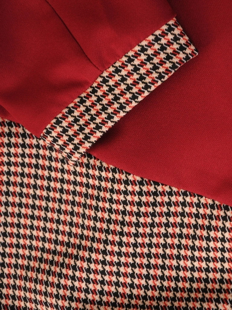 Elegancka sukienka biurowa w pepitkę o prostym fasonie – stylowe guziki i rękaw 3/4 31713