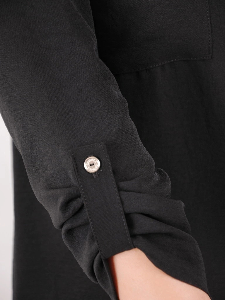 Elegancka czarna koszula damska o prostym kroju – przedłużany tył i praktyczne podwijane rękawy 36426