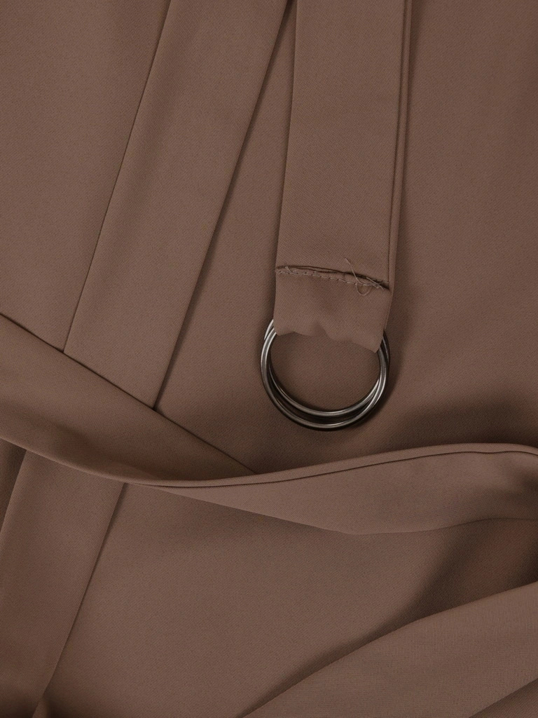 Elegancka sukienka do pracy midi prosta w kolorze mokka – stylowy fason z paskiem podkreślającym talię 40409