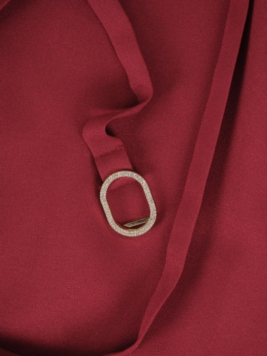 Elegancka bordowa sukienka rozkloszowana z dekoltem łódka – akcentowana talia i tiulowe detale 39387
