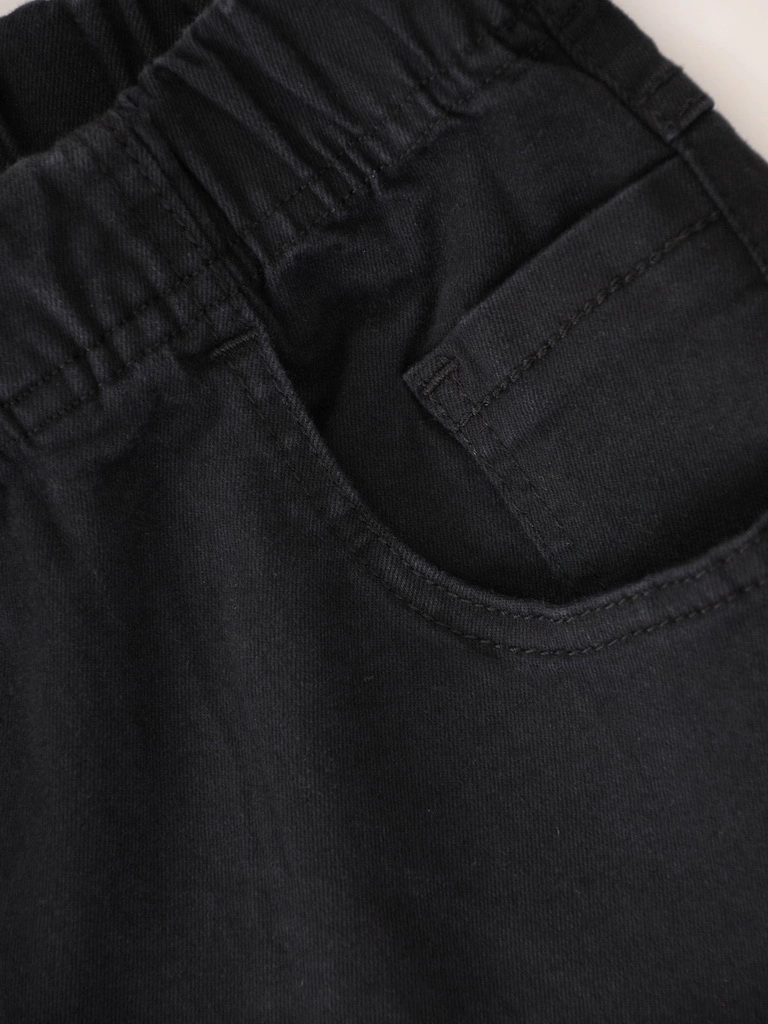 Czarne eleganckie dzwony damskie z gumką w pasie – wysmuklające nogi, idealne dla sylwetki plus size 36894