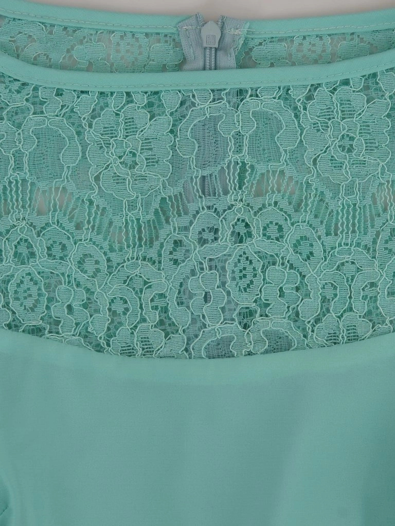 Elegancka miętowa sukienka na wesele o prostym kroju – koronkowe rękawy z ozdobnymi mankietami 14857