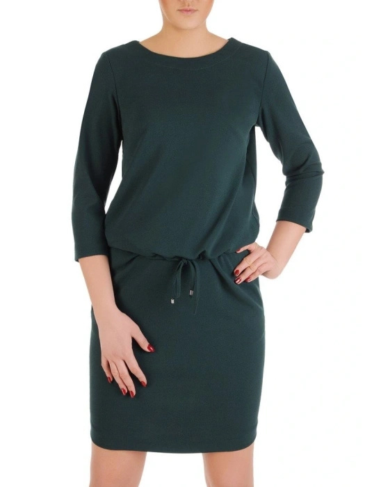 Zielona sukienka jesienna o prostym kroju – elegancki model z dekoltem łódka i wiązaniem 7834