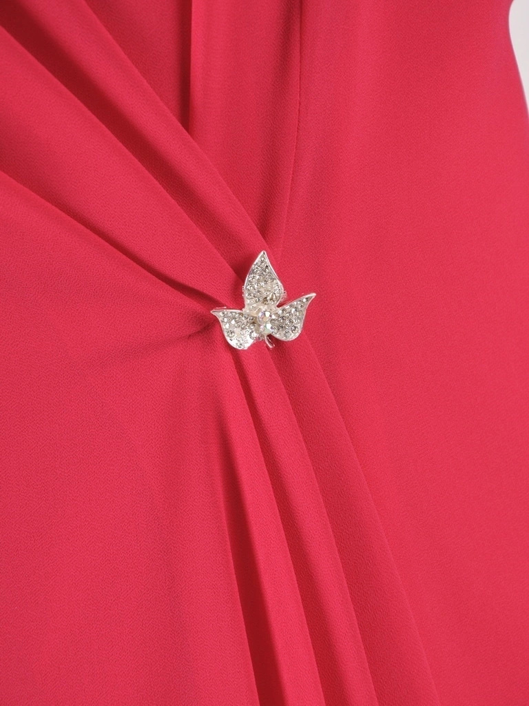 Kobieca sukienka rozkloszowana midi amarantowa – zwiewny krój z ozdobną zakładką maskujący biodra 39354